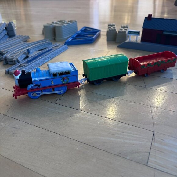 Thomas & Friends Christmas Motorized Train Set w Elsbridge Station Bridge - Picture 13 of 16